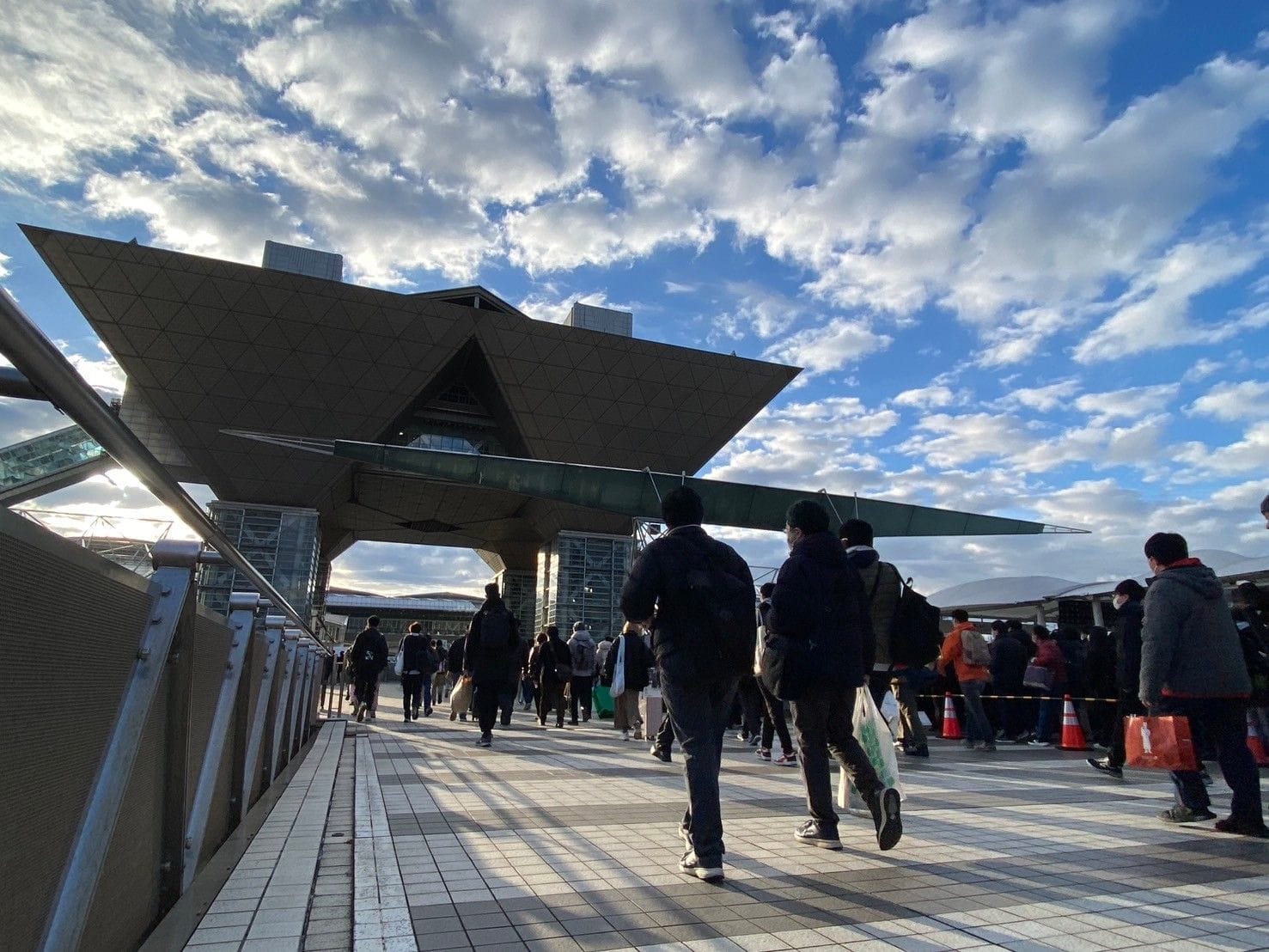 走入会场的人们